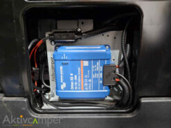 Zweitbatteriehalter Vito V-Klasse EQV nachrüsten kaufen Mercedes Aktivcamper Ladebooster Victron Orion XS oder Votronic verkabelt. Eingebaut in Batterieschacht