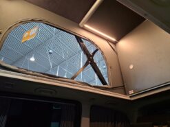 PaPo-Schlafdach Parallel Schlafdach von Aktivcamper. Schlafdach geht über die komplette Fahrzeuglänge elektrisch hoch. el. Scherensystem Aufstelldach. Fenster Scheren