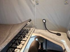 PaPo-Schlafdach Parallel Schlafdach von Aktivcamper. Schlafdach geht über die komplette Fahrzeuglänge elektrisch hoch. el. Scherensystem Aufstelldach. Matratze Federmatte